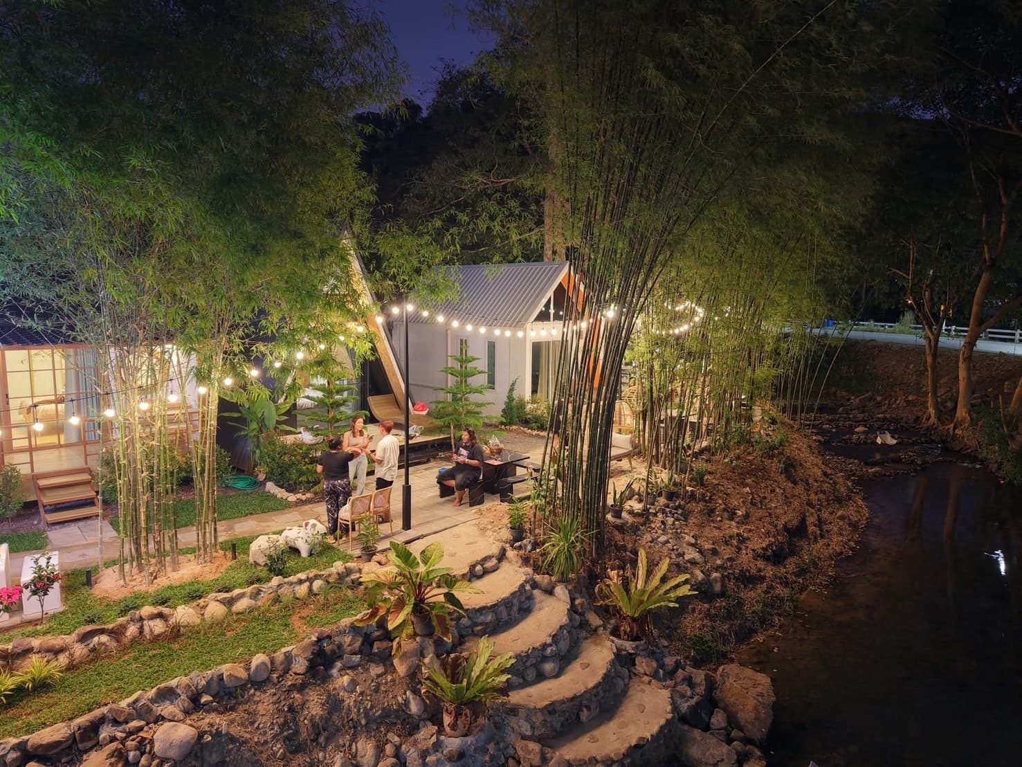 วิวลำธารยามค่ำคืน