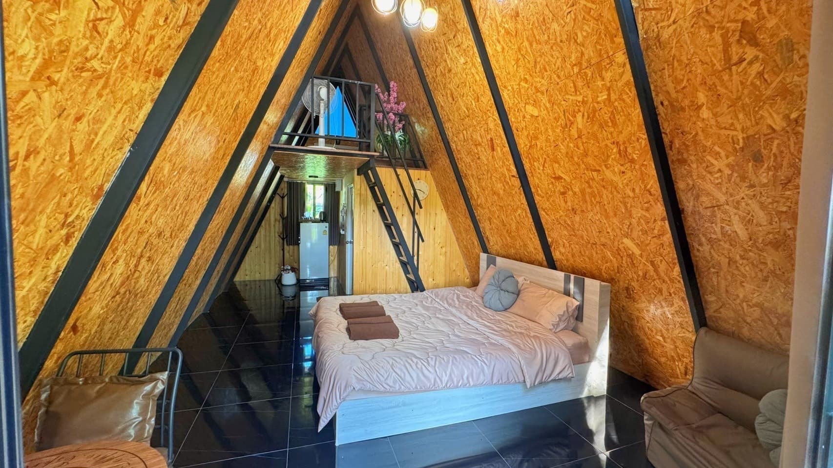 ห้องพักทรง A - ภายในทั้งหมด